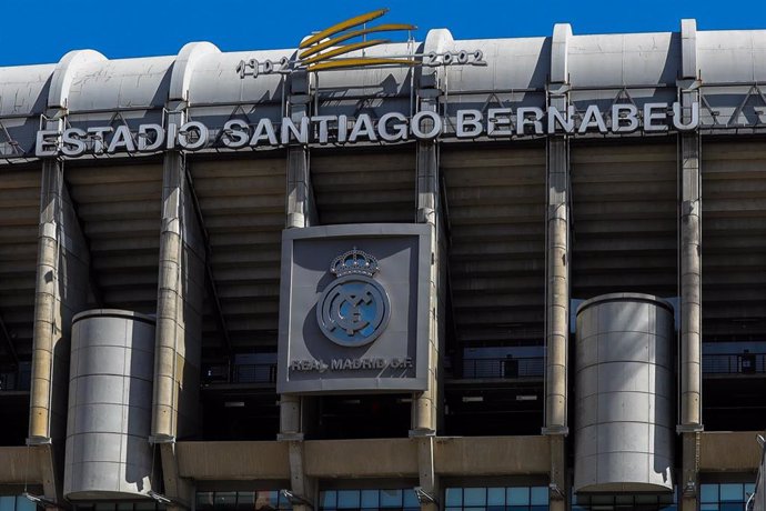 Archivo - Fachada del Estadio Santiago Bernabéu