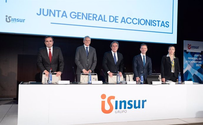 Cargos directivos del Grupo Insur en los instantes previos al comienzo de la Junta General de Accionistas.