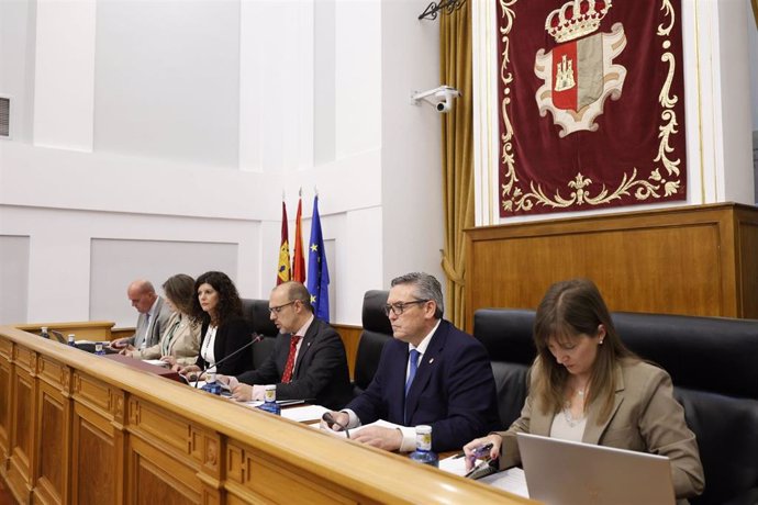 Mesa de las Cortes de Castilla-La Mancha durante el pleno celebrado el jueves 10 de abril de 2025.