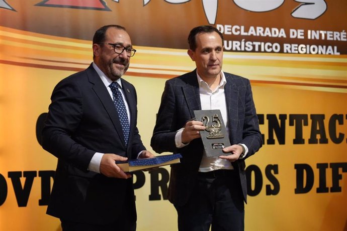 El presidente de la Diputación de Valladolid recibe el Premio Difusión de manos del alcalde de Tordesillas, Miguel Ángel Oliveria