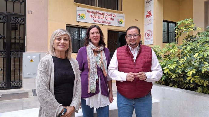 La portavoz federal y responsable de Organización de IU, Eva García Sempere, en rueda de prensa en Vélez-Málaga.