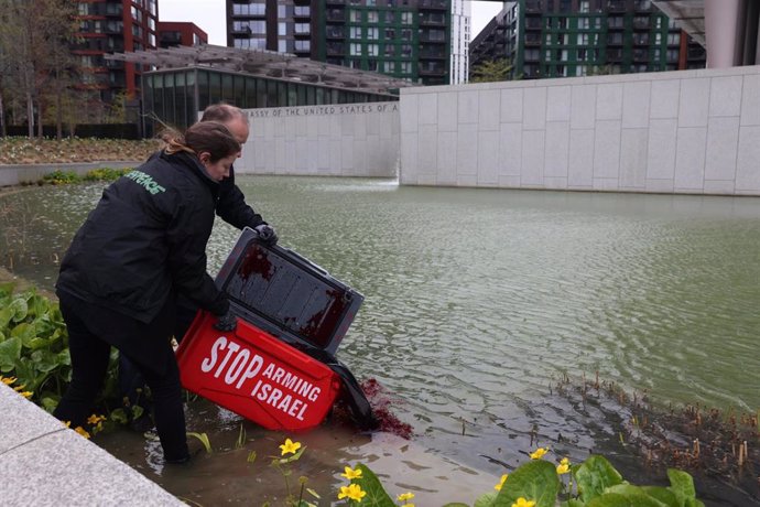 Activistas de Greenpeace vierten tinte rojo en el estanque de la Embajada de Estados Unidos en Londres