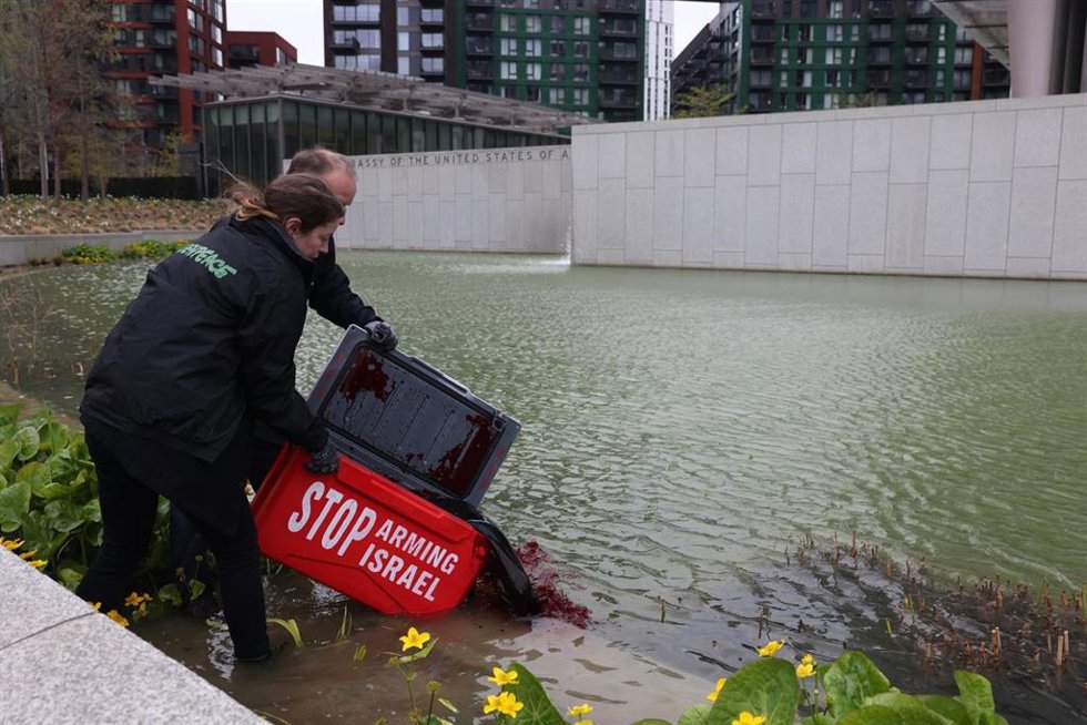 Activistas de Greenpeace vierten tinte rojo en el estanque de la Embajada de Estados Unidos en Londres