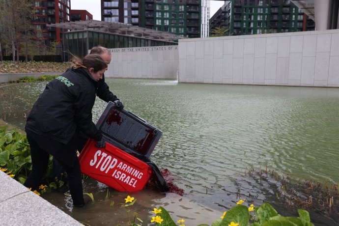 10 de abril de 2025, Reino Unido, Londres: Ativistas do Greenpeace despejam 300 litros de corante vermelho-sangue no lago da Embaixada dos EUA em Londres, para protestar contra a venda de armas, munições e equipamentos militares dos EUA para Israel. Foto: