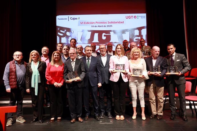 El secretario general del sindicato en Sevilla, Juan Bautista Ginés  y el presidente de la Diputación de Sevilla, Javier Fernández presiden la foto de familia. 