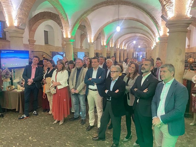 El consejero de Agricultura, Pesca, Agua y Desarrollo Rural, Ramón Fernández-Pacheco; alcalde de Córdoba, José María Bellido, y el presidente de la Diputación, Salvador Fuentes, en la recepción del 'International Cheese Festival 2026'.