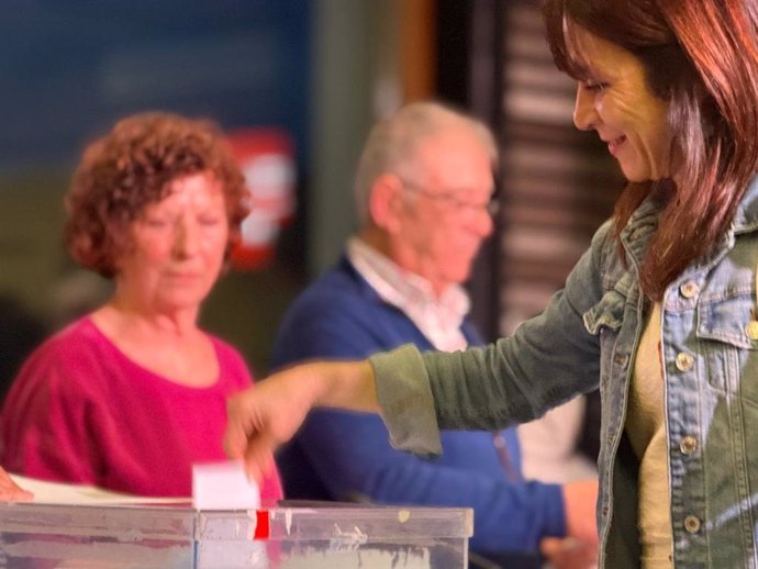 Belén Fernández vota en la Asamblea Local del PSOE de Cáceres celebrada este jueves