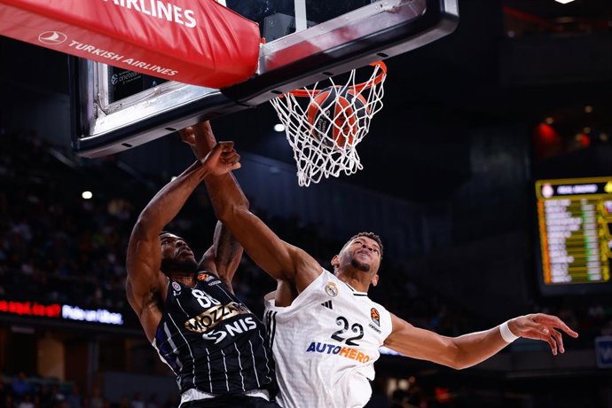 Archivo - Tyrique Jones do Partizan Mozzart Bet Belgrade e Walter Samuel Tavares da Veiga do Real Madrid em ação durante a partida de basquete da Turkish Airlines EuroLeague, disputada entre o Real Madrid e o Partizan Mozzart Bet Belgrade no WiZink Center