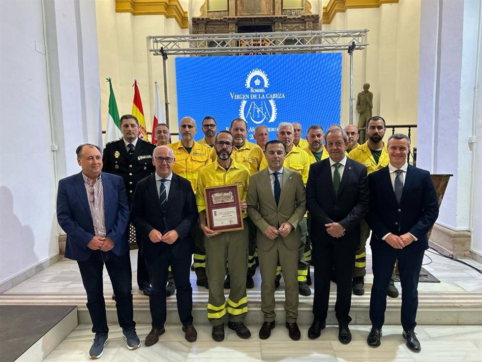 El secretario general de Interior y director gerente de la Agencia Andaluza de Emergencias (EMA), Alejandro García Gil, recoge galardón 'Romero de Oro'.