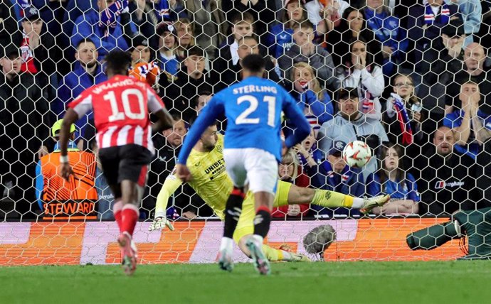 El portero del Rangers Liam Kelly en la parada del penalti de Alex Berenguer.