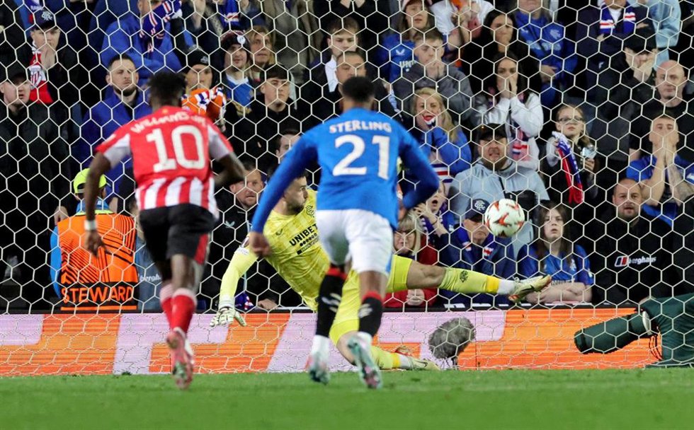 El portero del Rangers Liam Kelly en la parada del penalti de Alex Berenguer.