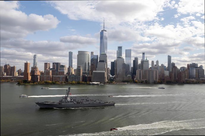 Archivo - Arquivo - 4 de novembro de 2024, Cidade de Nova York, Ny, Estados Unidos: O destróier de mísseis guiados da classe Arleigh Burke da Marinha dos EUA, USS John Basilone, passa pelo horizonte de Manhattan a caminho do Pier 88 para ser comissionado 