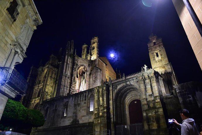 El mural de la Catedral de Plasencia apaga sus luces en apoyo a la Central de Almaraz