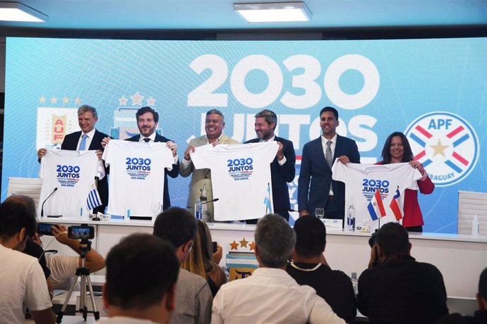 Archivo - 07 February 2023, Argentina, Buenos Aires: (L-R) Minister of Sport of Uruguay Sebastian Bauza, President of CONMEBOL Alejandro Dominguez, President of the Argentine Football Association (AFA) Claudio "Chiqui" Tapia, Minister of Sport of Argentin