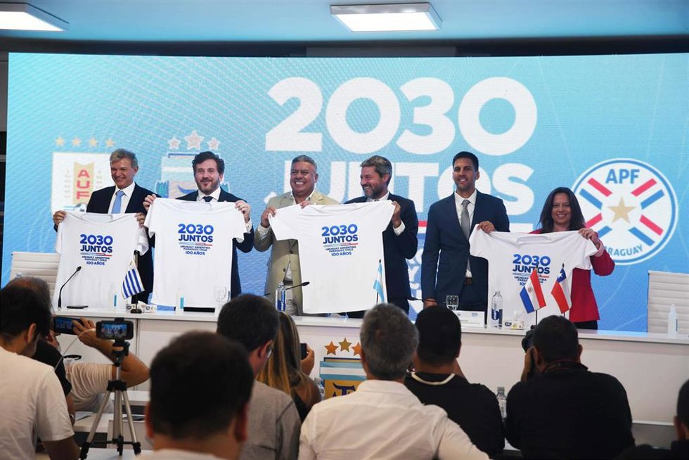 Archivo - 07 February 2023, Argentina, Buenos Aires: (L-R) Minister of Sport of Uruguay Sebastian Bauza, President of CONMEBOL Alejandro Dominguez, President of the Argentine Football Association (AFA) Claudio "Chiqui" Tapia, Minister of Sport of Argent