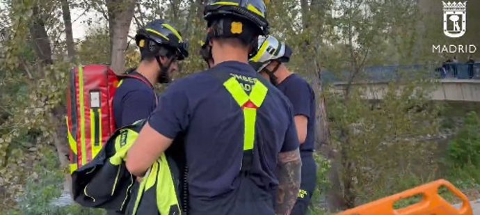 Un policía madrileño fuera de servicio ha rescatado a un ciclista de 55 años tras sufrir un accidente en el Parque Lineal del Manzanares al caerse desde el carril bici a uno de las márgenes del río madrileño, según ha informado Emergencias Madrid.