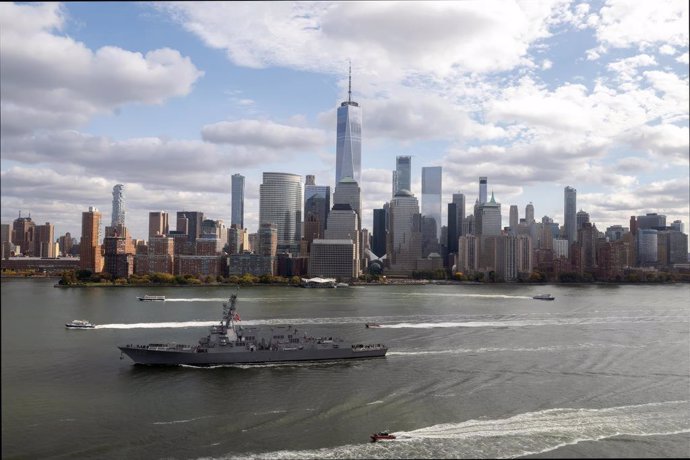 Archivo - Arquivo - 4 de novembro de 2024, Cidade de Nova York, Ny, Estados Unidos: O destróier de mísseis guiados da classe Arleigh Burke da Marinha dos EUA, USS John Basilone, passa pelo horizonte de Manhattan a caminho do Pier 88 para ser comissionado 