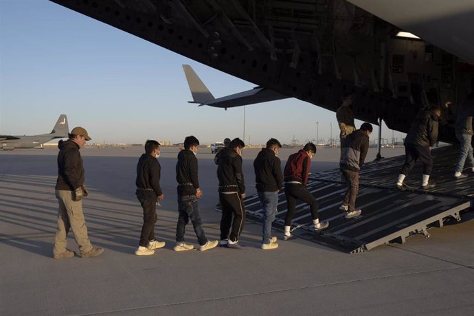 Archivo - Imagen de archivo de migrantes de Estados Unidos subiendo a bordo de un avión de la Fuerza Aérea para ser deportados