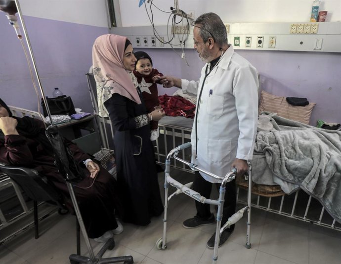 Archivo - DEIR AL-BALAH, Jan. 13, 2025  -- Doctor Khaled al-Saidani checks a patient at Al-Aqsa Hospital in Deir al-Balah city, central Gaza Strip, on Jan. 9, 2025. TO GO WITH "Feature: Gaza doctor, amputee after airstrike, returns to care for war-infli