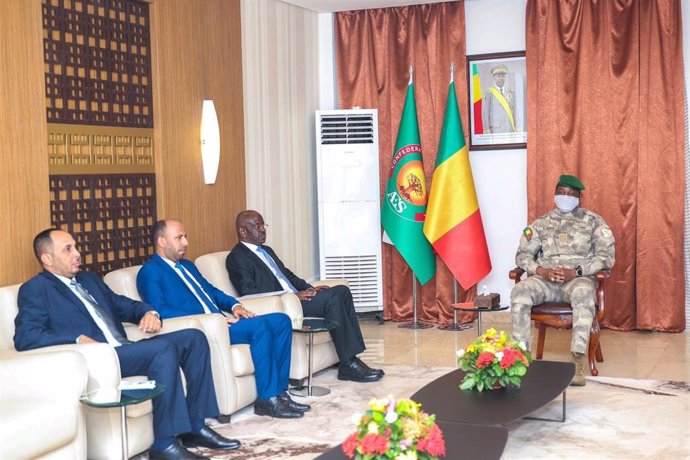 El líder de la junta militar de Malí, Assimi Goita, recibe al ministro de Exteriores de Mauritania, Mohamed Salem Ould Merzoug