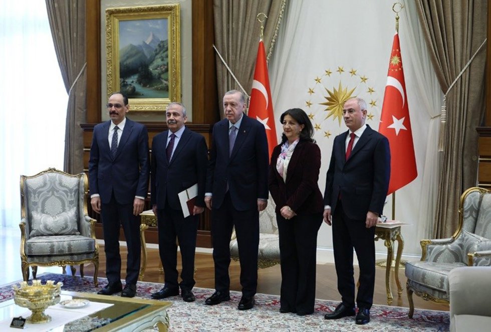 El presidente turco, Recep Tayyip Erdogan, junto a dos diputados del Partido por la Igualdad y la Democracia (DEM) y otros dos representantes de Ankara