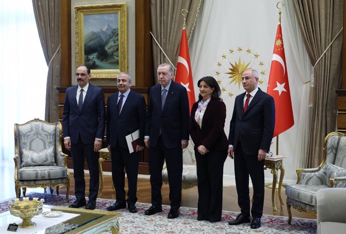 O presidente turco Recep Tayyip Erdogan com dois deputados do Partido da Igualdade e Democracia (DEM) e dois outros representantes de Ancara.