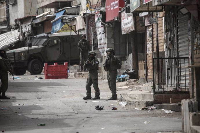 9 de abril de 2025, Nablus, Cisjordânia, Palestina: Soldados israelenses assumem posições durante uma incursão no campo de refugiados de Balata, a leste de Nablus, na Cisjordânia. As forças israelenses realizaram uma operação militar no campo, prendendo d