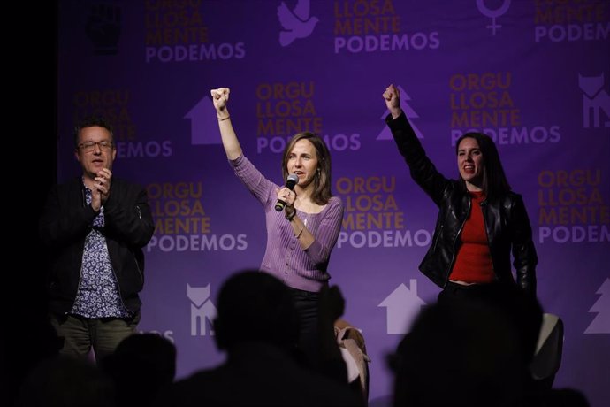 La secretaria general de Podemos, Ione Belarra, interviene durante un acto de Podemos, en el espacio social y cultural Nau Bostik, a 9 de abril de 2025, en Barcelona, Cataluña (España). 