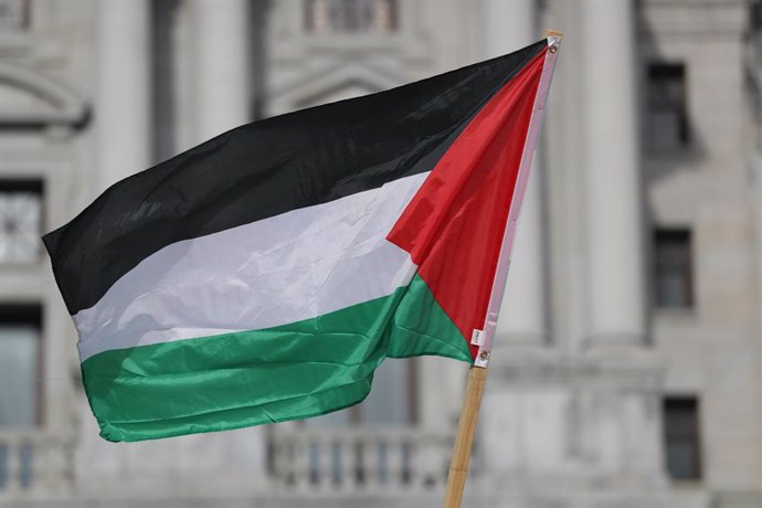 19 de março de 2025, Harrisburg, Pensilvânia, Estados Unidos: Uma bandeira da Palestina vista durante uma manifestação pró-Palestina no Capitólio da Pensilvânia. A Harrisburg Palestine Coalition organizou a manifestação em resposta aos ataques aéreos de I