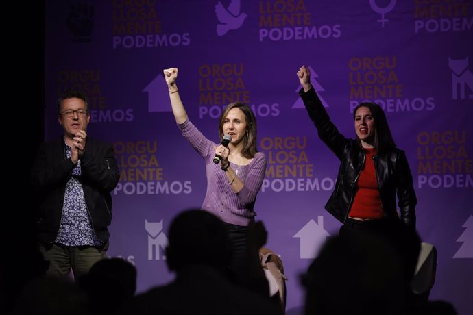 A secretária-geral do Podemos, Ione Belarra, fala durante um evento do Podemos no espaço social e cultural Nau Bostik, em 9 de abril de 2025, em Barcelona, Catalunha (Espanha).