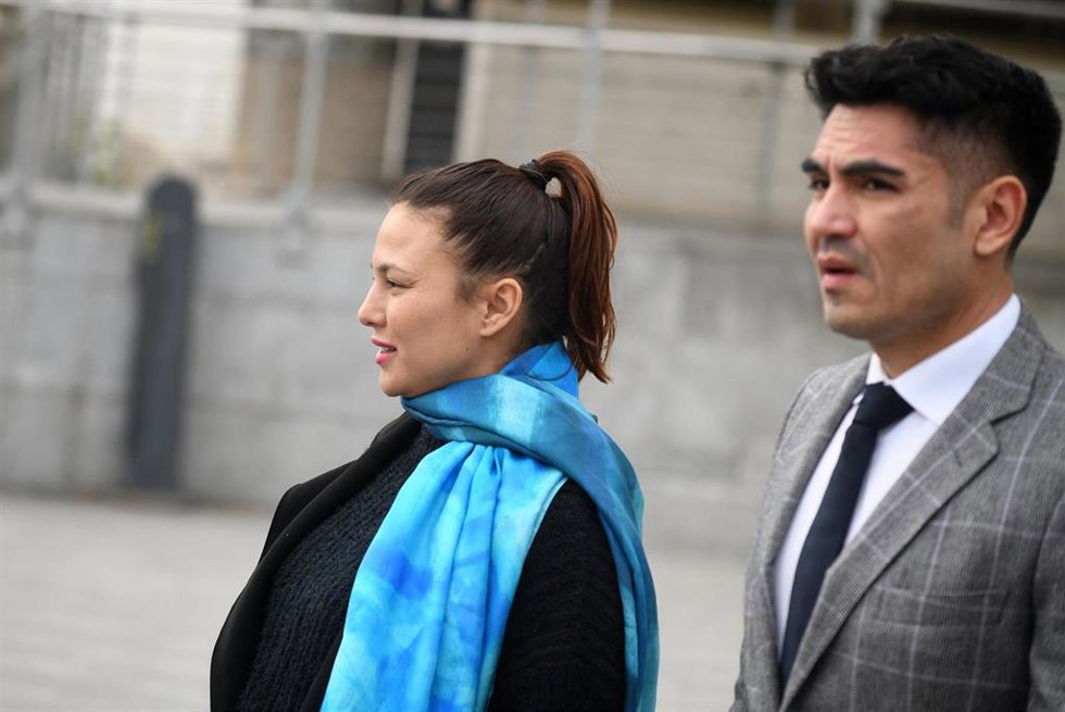 La actriz, Elisa Mouliaá, junto a su abogado, Alfredo Arrién, a su salida de los Juzgados de Plaza de Castilla tras entregar su móvil al juez del caso Errejón, a 13 de marzo de 2025, en Madrid (España).