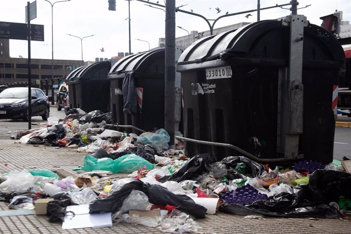 Vista de contenedores de basura sin recoger en Buenos Aires, Argentina, debido a la huelga 