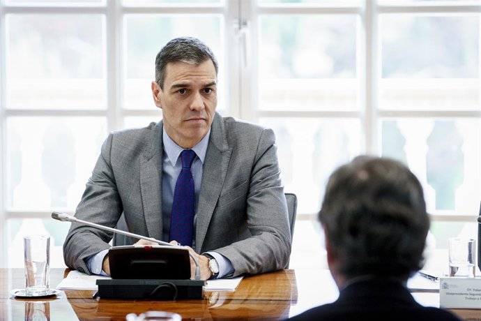 El presidente del Gobierno, Pedro Sánchez, junto a varios ministros se reúne con representantes de empresarios y sindicatos, en el Palacio de la Moncloa, a 2 de abril de 2025, en Madrid (España). El motivo de la reunión es analizar la coyuntura geopolític