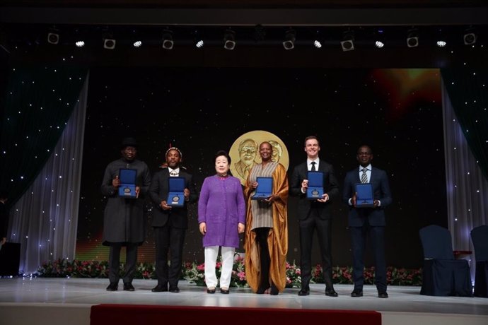 From left to right (H.E. Goodluck Jonathan, Dr. Samuel Radebe, Dr. Hak Ja Han Moon, Dr. Wanjira Mathai, Mr. Hugh Evans, Dr. Patrick Awuah, Jr)