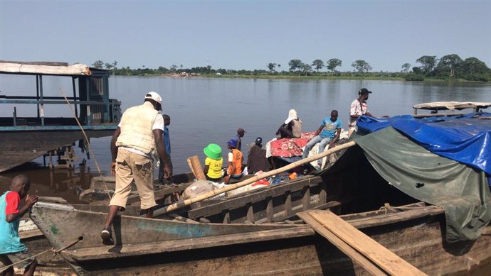 Archivo - Fotografía de archivo de un grupo de personas junto al río Congo a su paso por la provincia de Mai-Ndombe, en República Democrática del Congo (RDC)