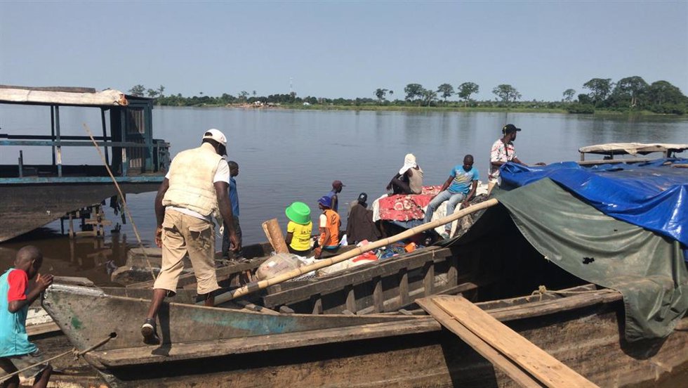 Archivo - Fotografía de archivo de un grupo de personas junto al río Congo a su paso por la provincia de Mai-Ndombe, en República Democrática del Congo (RDC)