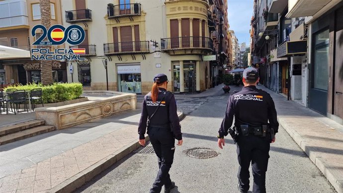 Agentes de la Policía Nacional en Elche (Alicante)