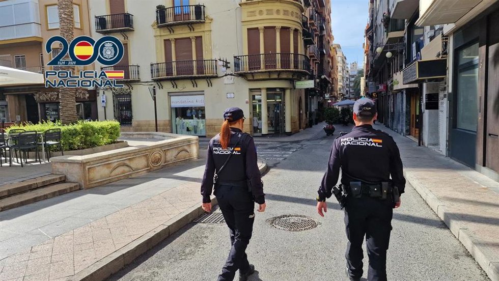 Agentes de la Policía Nacional en Elche (Alicante)