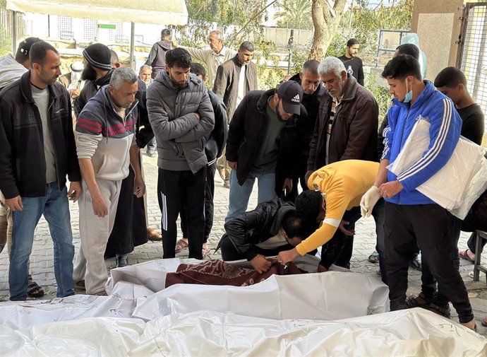 Palestinos junto a varios muertos por un ataque del Ejército de Israel contra una tienda de campaña usda por desplazados en la ciudad de Jan Yunis, en el sur de la Franja de Gaza (archivo)