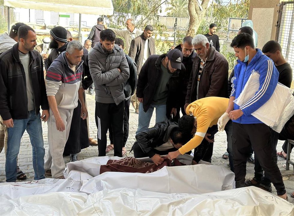 Palestinos junto a varios muertos por un ataque del Ejército de Israel contra una tienda de campaña usda por desplazados en la ciudad de Jan Yunis, en el sur de la Franja de Gaza (archivo)