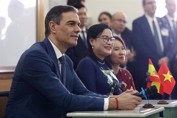 El presidente del Gobierno, Pedro Sánchez, mantiene un encuentro con estudiantes de la Universidad Nacional de la Ciudad de Ho Chi Minh.