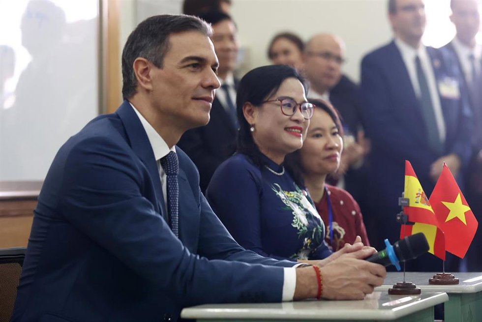 El presidente del Gobierno, Pedro Sánchez, mantiene un encuentro con estudiantes de la Universidad Nacional de la Ciudad de Ho Chi Minh.