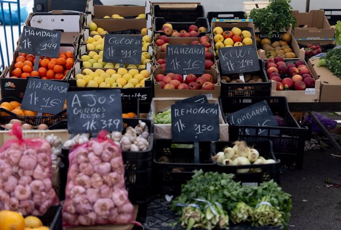 Un mercado de alimentos.