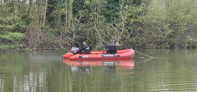Agentes de la Policía buscan al joven desaparecido en el río Carrión 