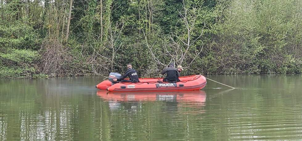 Agentes de la Policía buscan al joven desaparecido en el río Carrión 