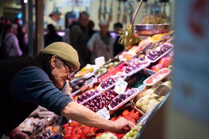 Archivo - Varias personas en el mercado de abastos realizan sus compras, a 23 de diciembre de 2024.