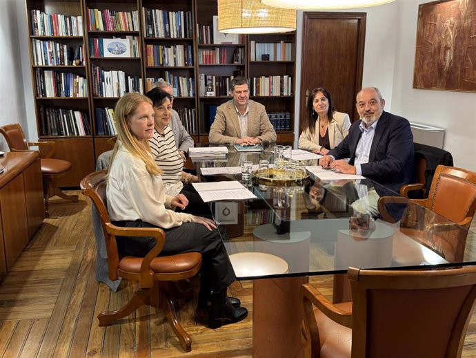 El conseller, con miembros de Vox.