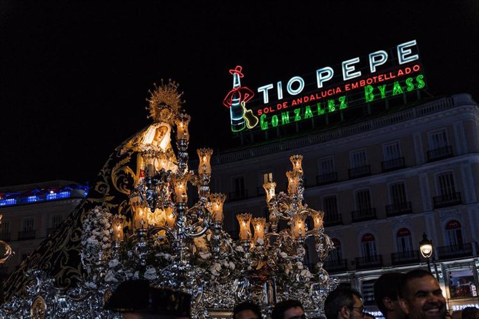 Archivo - Decenas de personas durante la procesión del Cristo de Medinaceli en la Puerta del Sol