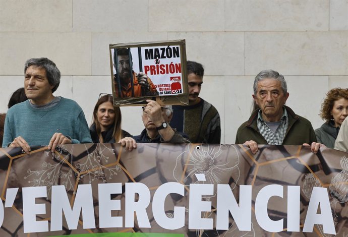 Familiares, víctimas y asociaciones se concentran ante la declaración de Pradas