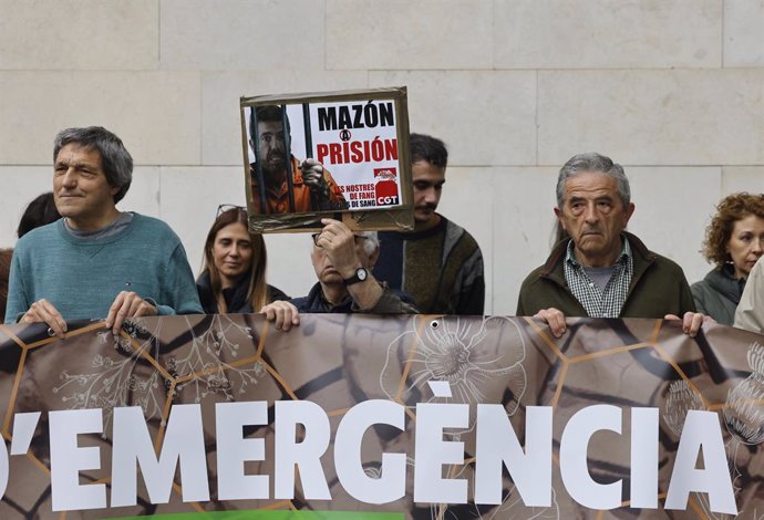 Parentes, vítimas e associações se manifestam em frente à declaração de Pradas